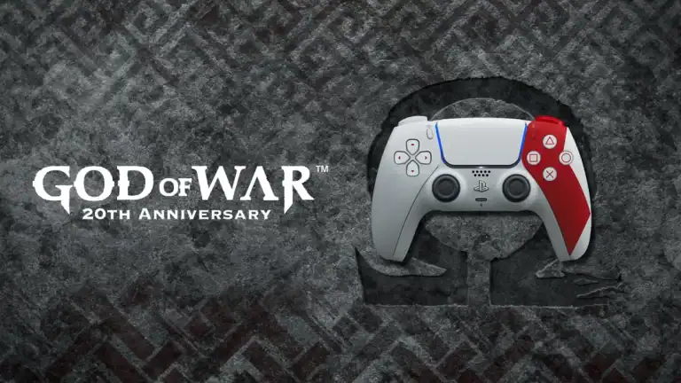 Mando DualSense edición 20.º aniversario de God of War junto al logotipo oficial