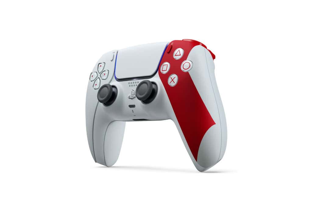 Mando DualSense edición 20.º aniversario de God of War en vista de detalle con diseño blanco y rojo inspirado en Kratos