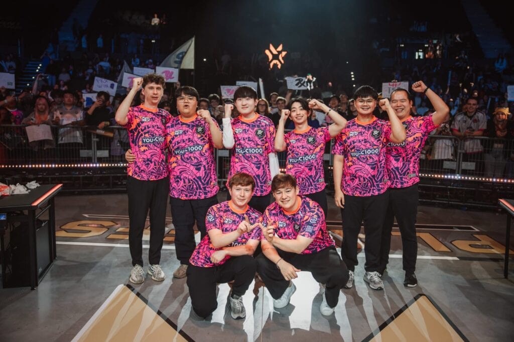 El equipo Paper Rex celebra su victoria en VALORANT Champions 2025