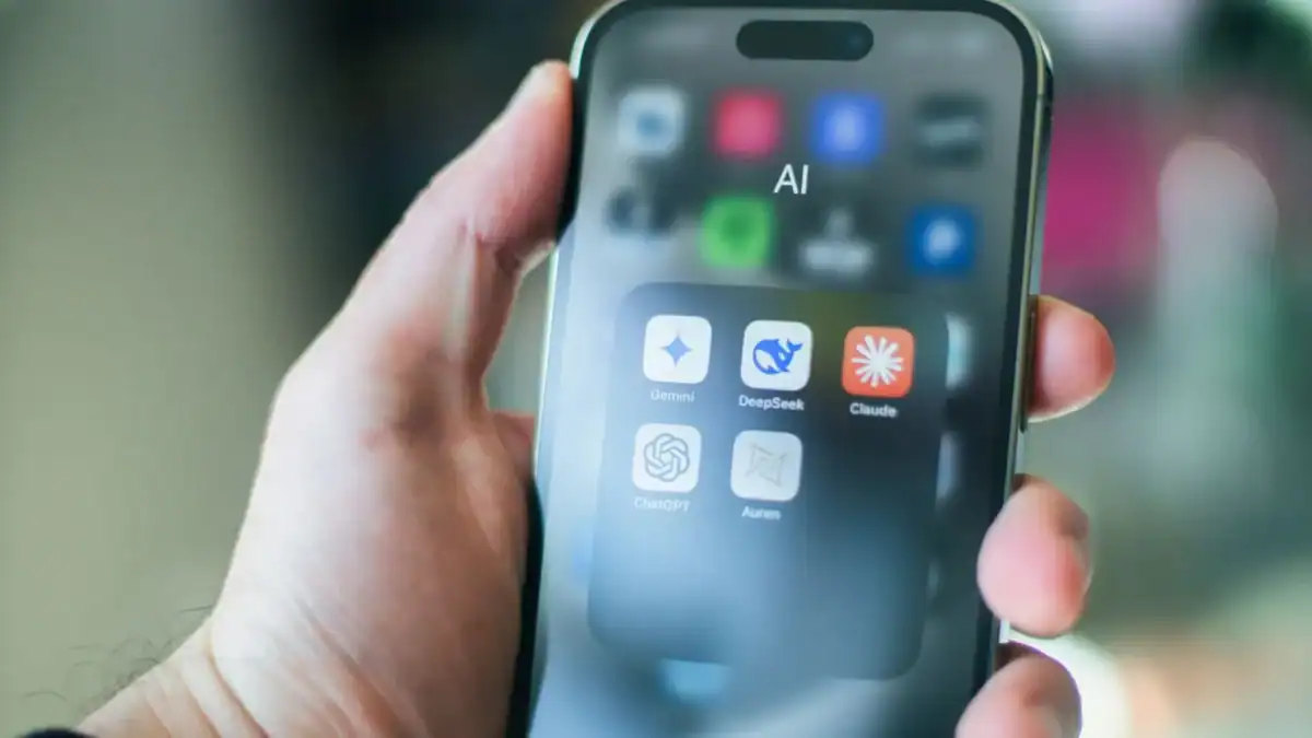 7 apps para tener tu propia IA local en móvil o PC sin internet