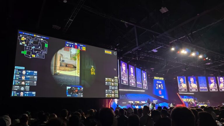 IEM Atlanta 2026 — semifinal de Counter-Strike 2 entre GamerLegion y Legacy, vista desde el público en el Georgia World Congress Center.