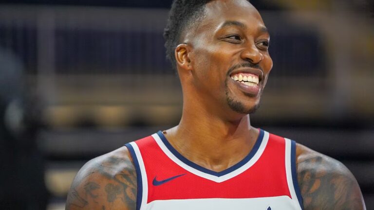 Dwight Howard sonríe en una sesión de fotos durante su carrera en la NBA.