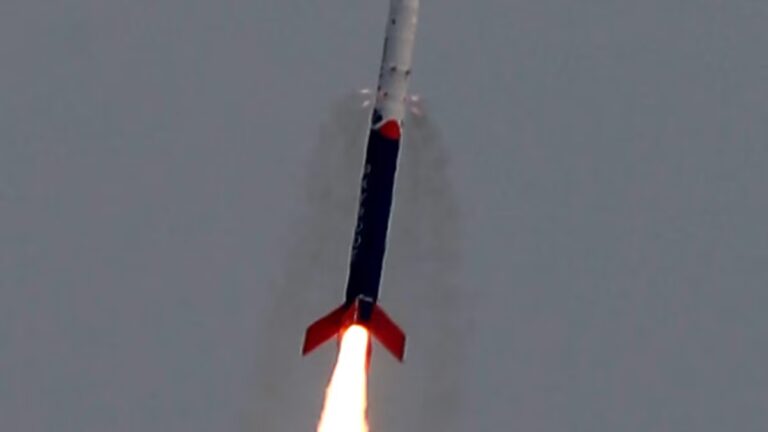 Cohete Vikram-S de Skyroot Aerospace en la rampa de lanzamiento (Misión Prarambh).