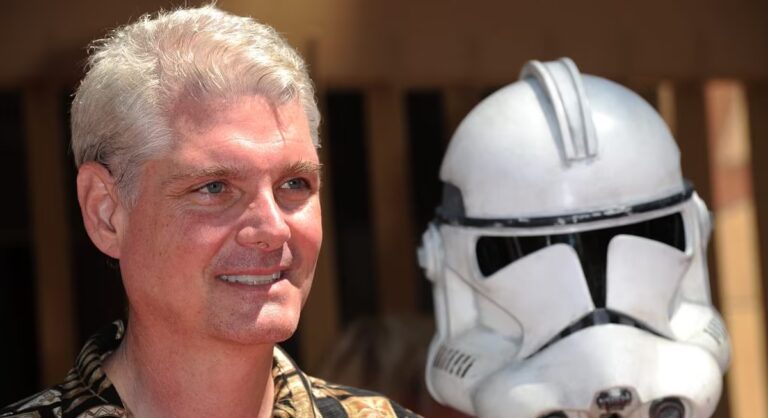 Tom Kane: Muere el icónico actor de doblaje a los 64 años
